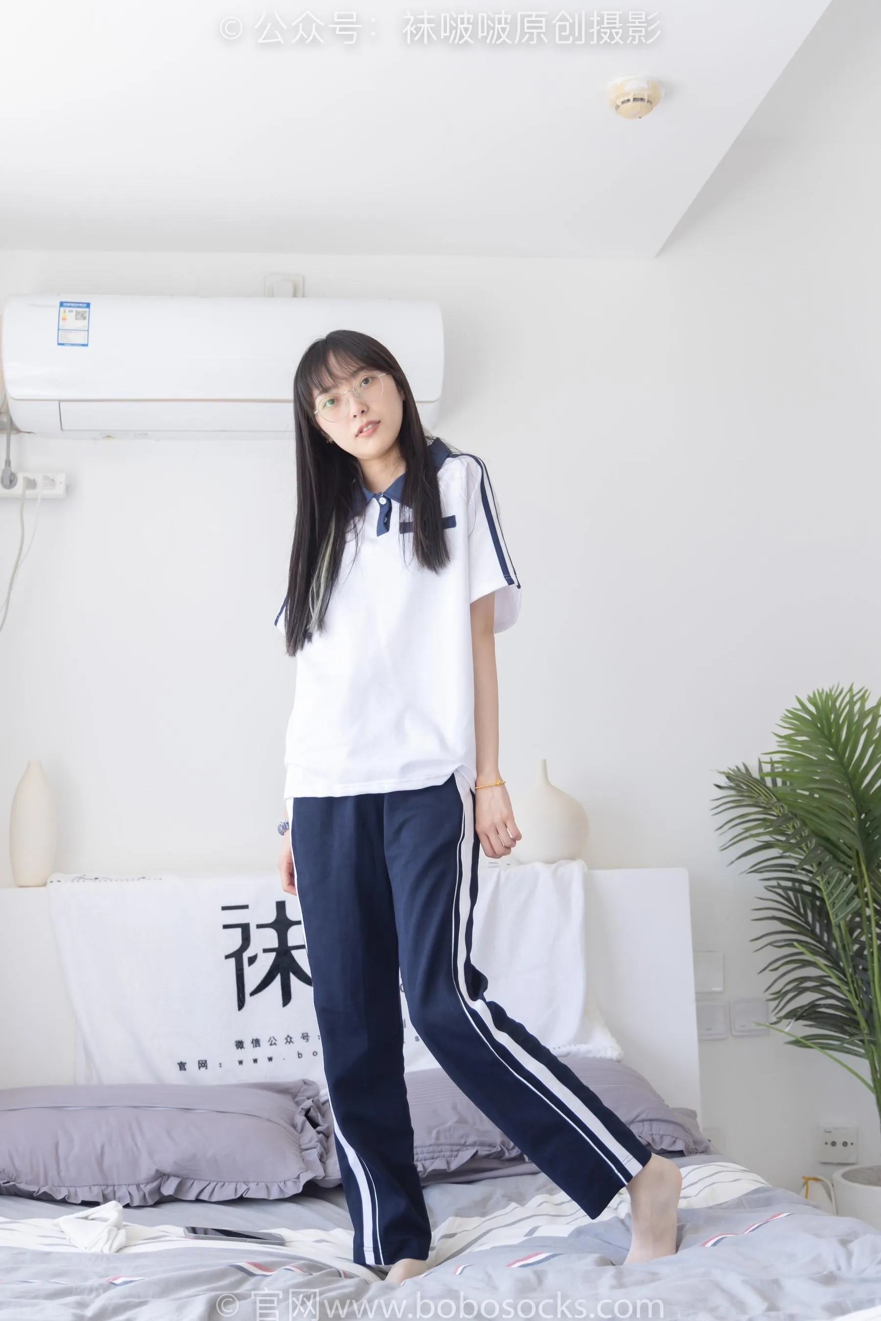 [BoBoSocks袜啵啵]NO.207 稚予-aj板鞋、白棉袜、油亮白丝、校服裤里丝 [87P]插图2